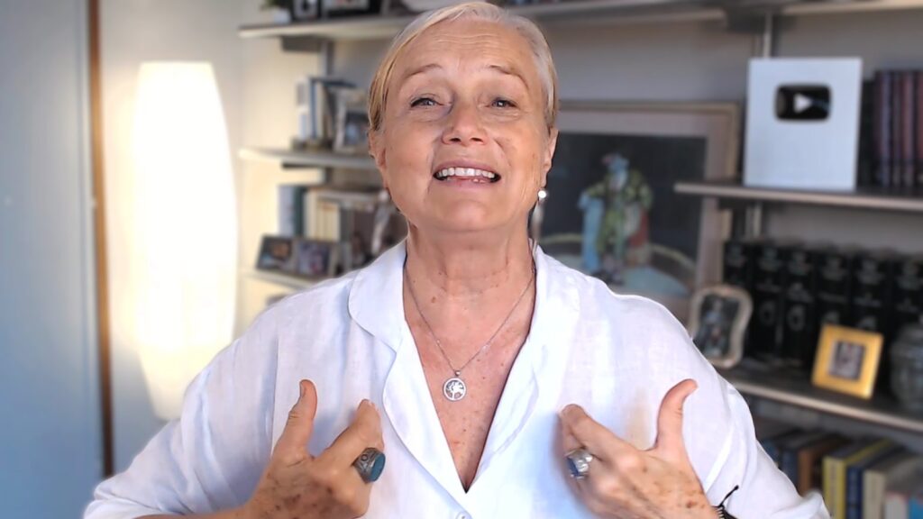 Cristina Ferrero sorride durante una lezione del corso Come Comunicare Con Forza