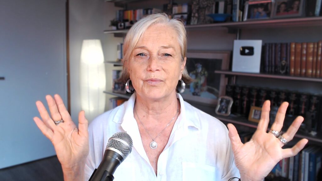 Cristina Ferrero spiega durante una lezione video