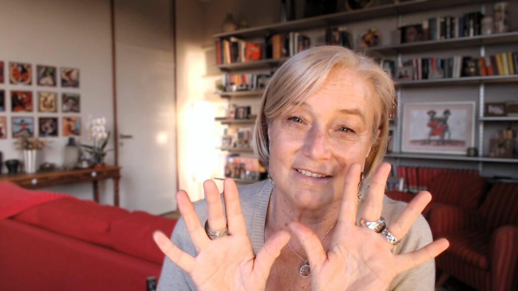Cristina Ferrero sorride durante una lezione del corso Stare Con Gli Altri Restando Forte